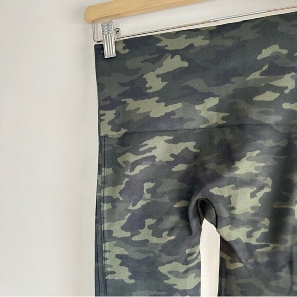Spanx Look At Me Now Seamless Leggings- Green Camo sz M - Picture 4 of 7